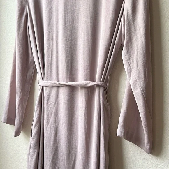 Barefoot Dreams Washed Satin Notch Collar Robe in Feather Sz S